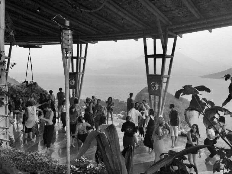 Techno Party auf einer Plattform über dem See Atitlan in Guatemala